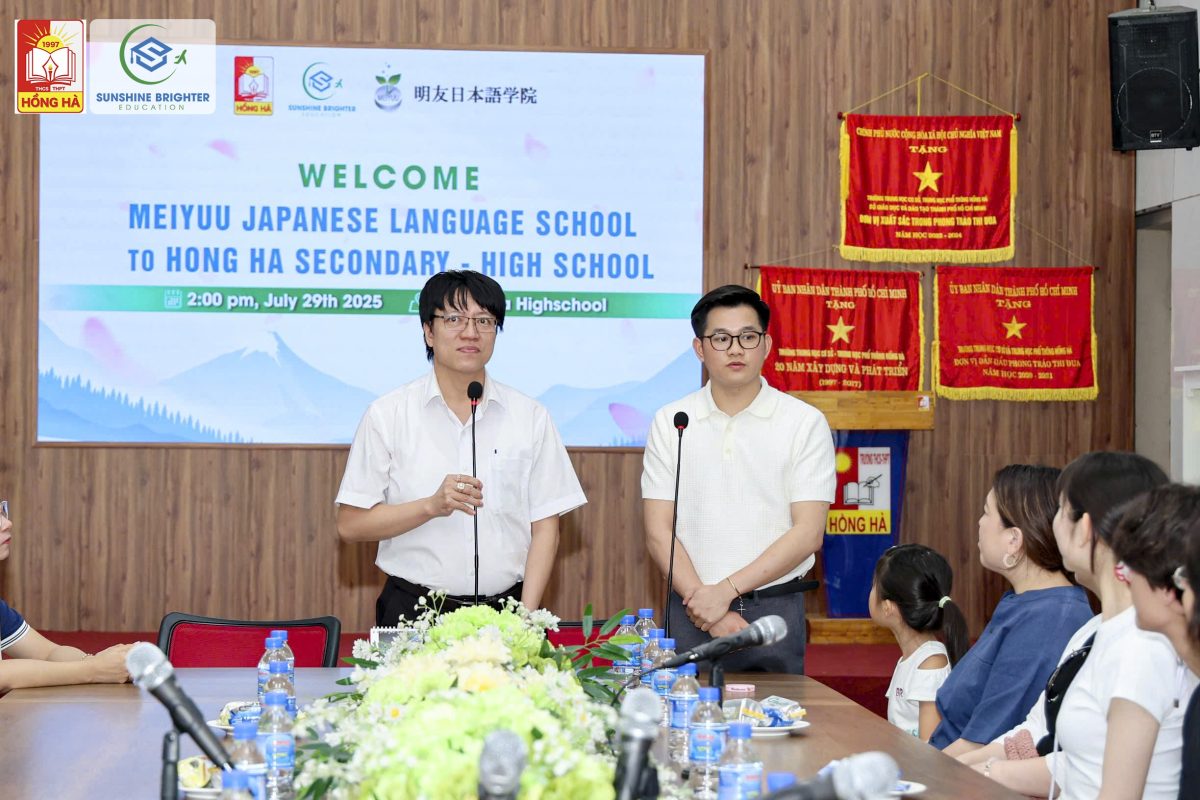 Phần chia sẻ cởi mở giữa đoàn Trường Meiyuu với giáo viên và học sinh Trường Hồng Hà về cuộc sống và học tập tại Nhật Bản.